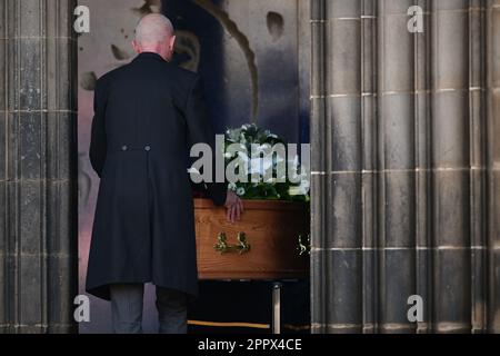 Edinburgh Scotland, Vereinigtes Königreich, 25. April 2023. Der Sarg kommt in der St. Giles Cathedral an, um das Leben von Kenneth Buchanan MBE zu feiern. 28. Juni 1945 - 1. April 2023 Unangefochtener World Lightweight Champion 1971. Live-Nachrichten von sst/alamy Stockfoto