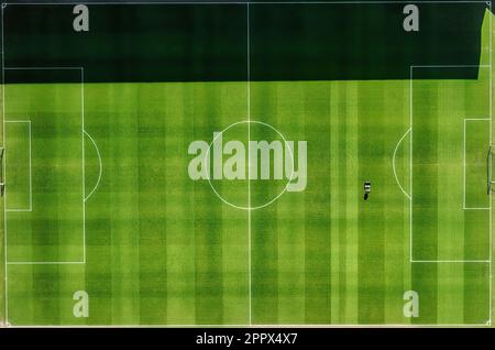Das Bodenpersonal von Oakwell bereitet das Spielfeld vor dem Sky Bet League 1-Spiel Barnsley vs Ipswich Town in Oakwell, Barnsley, Großbritannien, 25. April 2023 (Foto: Mark Cosgrove/News Images) Stockfoto