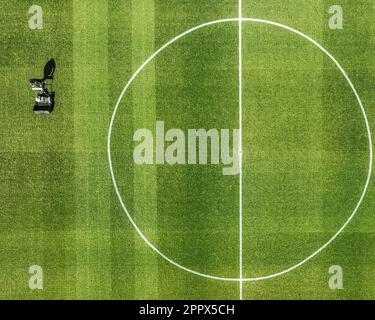 Barnsley, Großbritannien. 25. April 2023. Das Bodenpersonal von Oakwell bereitet das Spielfeld vor dem Sky Bet League 1-Spiel Barnsley vs Ipswich Town in Oakwell, Barnsley, Großbritannien, 25. April 2023 (Foto von Mark Cosgrove/News Images) in Barnsley, Großbritannien, am 4./25. April 2023 vor. (Foto: Mark Cosgrove/News Images/Sipa USA) Guthaben: SIPA USA/Alamy Live News Stockfoto