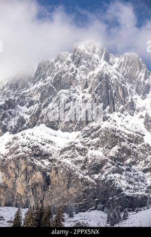 Die hohen und steilen Gipfel des schneebedeckten Hochkönigs in der Provinz Mühlbach am Hochkönig in Salzburg im Bezirk Sankt Johann im Pongau in Osterreich. Stockfoto