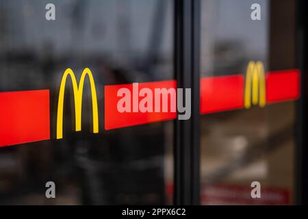 Logo an der Tür McDonalds Fast Food Restaurant 23.03.20 Kemer Turkey Stockfoto