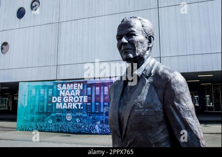 GRONINGEN - Statue Martin Koeman beim niederländischen Eredivisie-Spiel zwischen dem FC Groningen und NEC im Stadion Euroborg am 25. April 2023 in Groningen, Niederlande. Das Spiel in der Eredivisie zwischen dem FC Groningen und NEC, das am Samstag nach 18 Minuten beendet wurde, wird ab 3 Uhr gespielt Das passiert ohne Publikum in Groningen. Das Spiel wurde gestoppt, nachdem der Linienmann von einem Plastikbecher getroffen wurde, der aus dem Publikum geworfen wurde. ANP COR LASKER Stockfoto