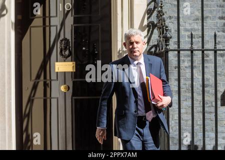 Downing Street, London, Großbritannien. 25. April 2023 Steve Barclay MP, Secretary of State for Health and Social Care, nimmt an der wöchentlichen Kabinettssitzung in der Downing Street 10 Teil. Foto: Amanda Rose/Alamy Live News Stockfoto