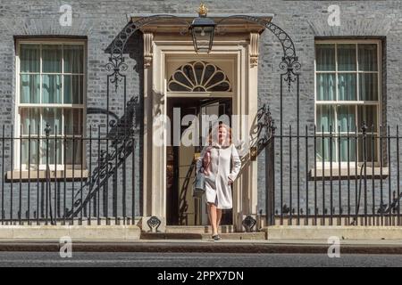 Downing Street, London, Großbritannien. 25. April 2023 Gillian Keegan, Staatssekretär für Bildung, nimmt an der wöchentlichen Kabinettssitzung in der Downing Street 10 Teil. Foto: Amanda Rose/Alamy Live News Stockfoto