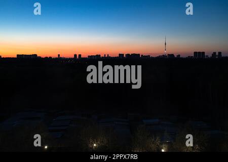 Morgengrauen über der Skyline der Stadt mit Fernsehturm in der Frühlingsnacht in Moskau Stockfoto