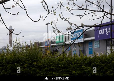 Edmonton EcoPark Müllverbrennungsanlage und eine Reihe von Ladenketten in North London, Edmonton England, Großbritannien Stockfoto