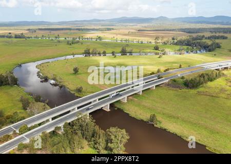 Luftaufnahme des Pacific Highway über den gewundenen Myall River in Bulahdelah, NSW, Australien. Stockfoto