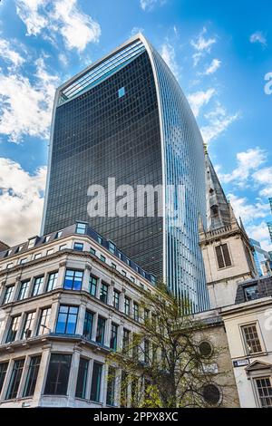 LONDON - 13. APRIL 2022: Das Gebäude der Fenchurch Street 20, auch bekannt als Walkie Talkie, in London, England, Großbritannien. Der Wolkenkratzer ist das fünfthöchste Gebäude in Th Stockfoto