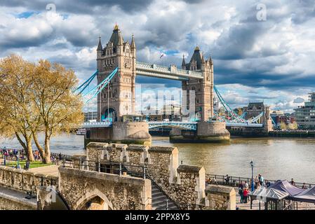 LONDON - 13. APRIL 2022: Die berühmte Tower Bridge, ein historisches Wahrzeichen in London, England, Großbritannien. Die Brücke wurde am 30. Juni 1894 eröffnet Stockfoto