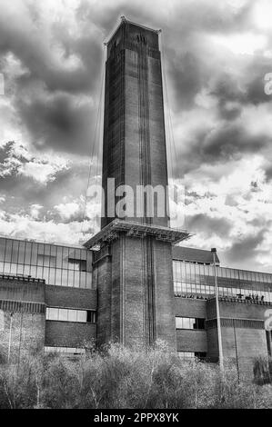 LONDON - 15. APRIL 2022: Schornstein der Tate Modern Gallery, London, England, Großbritannien. Die Galerie ist ein stilles bankside-Kraftwerk mit Blick auf den Fluss Tha Stockfoto