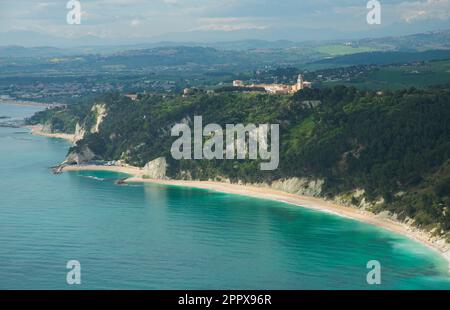 Landschaftsblick auf Sirolo in Mount Conero, Region Marken, Italien Stockfoto
