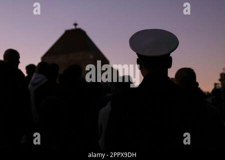 Melbourne, Australien. 25. April 2023. Ein Soldat steht am Schrein der Erinnerung. Der Anzac Day erinnert an den Tag, an dem das australische und neuseeländische Armeekorps (ANZAC) am 25. April 1915 während des 1. Weltkriegs an den Ufern von Gallipoli gelandet ist. (Foto: George Hitchens/SOPA Images/Sipa USA) Guthaben: SIPA USA/Alamy Live News Stockfoto