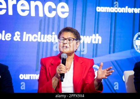 Bürgermeisterin Karen Bass (Demokrat von Los Angeles, Kalifornien) spricht während eines „Big 4 Fireside Chat“ während der neunten Jahreskonferenz der African American Mayors Association (AMA) im Omni Shoreham Hotel in Washington, DC, am Freitag, den 21. April 2023. Guthaben: Rod Lamkey / CNP/Sipa USA (EINSCHRÄNKUNG: KEINE New York oder New Jersey Zeitungen oder Zeitungen im Umkreis von 75 Meilen von New York City) Stockfoto