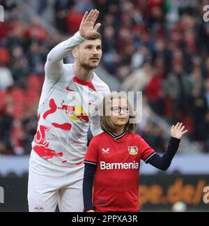 firo : 04/23/2023 Fußball, 1. Liga, 1. Bundesliga, Saison, Erste Bundesliga 2022/2023, Bayer Leverkusen - RB Leipzig 2:0. Timo Werner, Geste, Einlaufkind. Kinder winken Stockfoto