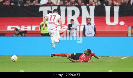 firo : 04/23/2023 Fußball, 1. Liga, 1. Bundesliga, Saison, Erste Bundesliga 2022/2023, Bayer Leverkusen - RB Leipzig 2:0. Duels, Gratsche Jonathan Tah gegen Dominik Szoboszlai Stockfoto