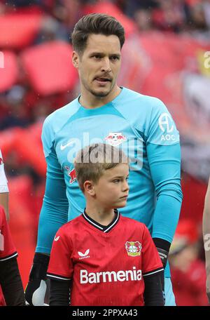 firo : 04/23/2023 Fußball, 1. Liga, 1. Bundesliga, Saison, Erste Bundesliga 2022/2023, Bayer Leverkusen - RB Leipzig 2:0. Janis Blaswich, Geste, Einlaufkind. Kinder, Porträt Stockfoto