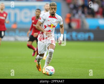 firo : 04/23/2023 Fußball, 1. Liga, 1. Bundesliga, Saison, Erste Bundesliga 2022/2023, Bayer Leverkusen - RB Leipzig 2:0. Einzelaktion, Benjamin Henrichs Stockfoto