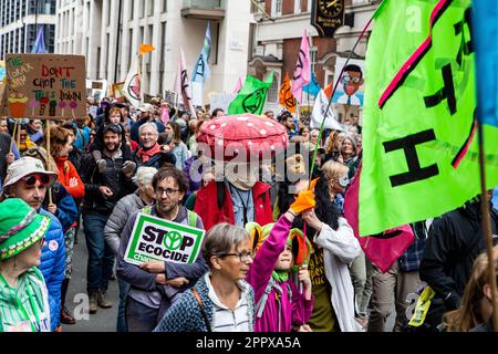 Vereinigt euch, um am „The Big One“ – dem Tag der Erde – zu überleben. Extinction Rebellion (XR) marsch auf dem Parliament Square for Biodiversity - 22. April Stockfoto