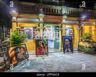 Galerie in Hoi an, Provinz Quang Nam, Vietnam, Verkauf von Gemälden, Fotografien und Postkarten. Die Altstadt von Hoi an gehört zum Weltkulturerbe und gehört zur Familie Stockfoto