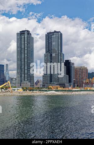 Der zweistöckige Hunter's Point South-Komplex mit Blick auf den East River. Im Vordergrund wird ein neues Projekt mit drei Türmen gebaut. Stockfoto