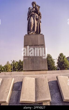 Eine Statue von Avicenna in Duschanbe UdSSR im Jahre 1987 Stockfoto