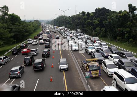 Bogor, Indonesien. 25. April 2023. Die Fahrzeugdichte auf der Mautstraße Jagorawi Bogor aus Richtung Bogor und Richtung Jakarta. Dieser Zustand wird durch das Auftreten von Lebaran-Homecoming-Rush verursacht. (Foto: Fadli Akbar/Pacific Press) Kredit: Pacific Press Media Production Corp./Alamy Live News Stockfoto