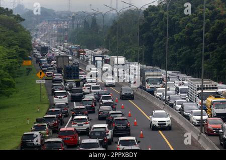 Bogor, Indonesien. 25. April 2023. Die Fahrzeugdichte auf der Mautstraße Jagorawi Bogor aus Richtung Bogor und Richtung Jakarta. Dieser Zustand wird durch das Auftreten von Lebaran-Homecoming-Rush verursacht. (Foto: Fadli Akbar/Pacific Press) Kredit: Pacific Press Media Production Corp./Alamy Live News Stockfoto