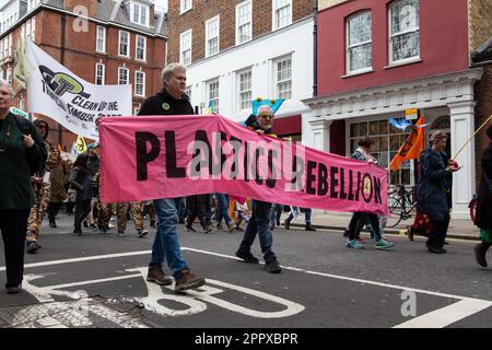 Vereinigt euch, um am „The Big One“ – dem Tag der Erde – zu überleben. Extinction Rebellion (XR) marsch auf dem Parliament Square for Biodiversity - 22. April Stockfoto