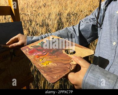 Nahaufnahme des männlichen Malers mit Pinsel und Malerei. Stockfoto