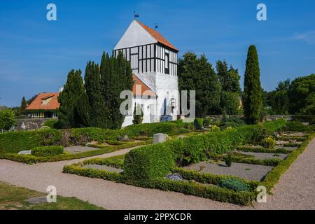 Der freistehende Glockenturm von NY Kirke, die Neue Kirche in Nyker, Bornholm Island, Dänemark, Skandinavien, Europa, NY Kirke ist eine romanische runde Kirche. Stockfoto