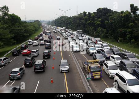 Bogor, West Java, Indonesien. 25. April 2023. Die Fahrzeugdichte auf der Mautstraße Jagorawi Bogor aus Richtung Bogor und Richtung Jakarta. Dieser Zustand wird durch das Auftreten von Lebaran-Homecoming-Rush verursacht. (Kreditbild: © Fadli Akbar/Pacific Press via ZUMA Press Wire) NUR REDAKTIONELLE VERWENDUNG! Nicht für den kommerziellen GEBRAUCH! Stockfoto