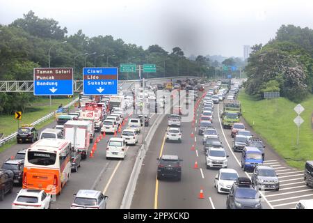 Bogor, West Java, Indonesien. 25. April 2023. Die Fahrzeugdichte auf der Mautstraße Jagorawi Bogor aus Richtung Bogor und Richtung Jakarta. Dieser Zustand wird durch das Auftreten von Lebaran-Homecoming-Rush verursacht. (Kreditbild: © Fadli Akbar/Pacific Press via ZUMA Press Wire) NUR REDAKTIONELLE VERWENDUNG! Nicht für den kommerziellen GEBRAUCH! Stockfoto