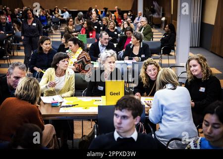 UTRECHT - Staatssekretär Maarten van Ooijen (Gesundheitswesen, Wohlfahrt und Sport) bei einem Treffen über Jugendbetreuung in den Jaarbeurs. In einer Reihe von Sitzungen wird erörtert, wie Kindern mit Problemen geholfen werden kann, ohne an die stark unter Druck stehenden Jugenddienste zu appellieren. ANP RAMON VAN FLYMEN niederlande raus - belgien raus Stockfoto