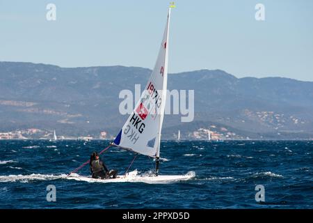 Die konkurrierende Stephanie Norton aus Hongkong wurde am ersten Tag der Qualifikationsregattas der ILCA6. Kategorie gesehen. Die 5. Ausgabe der französischen Olympischen Woche in Hyeres (TPM) findet vom 22. Bis 29. April 2023 statt. Es versammelt die besten Spezialisten der Segelsportkategorien, die bei den Olympischen Spielen 2024 in Paris vertreten sein werden. Kredit: SOPA Images Limited/Alamy Live News Stockfoto