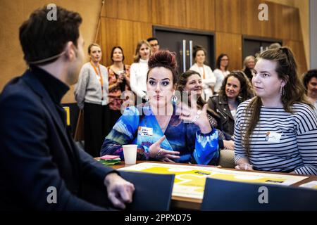 UTRECHT - Staatssekretär Maarten van Ooijen (Gesundheitswesen, Wohlfahrt und Sport) bei einem Treffen über Jugendbetreuung in den Jaarbeurs. In einer Reihe von Sitzungen wird erörtert, wie Kindern mit Problemen geholfen werden kann, ohne an die stark unter Druck stehenden Jugenddienste zu appellieren. ANP RAMON VAN FLYMEN niederlande raus - belgien raus Stockfoto