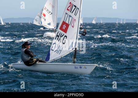 Die konkurrierende Nancy Highfield aus Hongkong wurde am ersten Tag der Qualifikationsregattas der ILCA6. Kategorie gesehen. Die 5. Ausgabe der französischen Olympischen Woche in Hyeres (TPM) findet vom 22. Bis 29. April 2023 statt. Es versammelt die besten Spezialisten der Segelsportkategorien, die bei den Olympischen Spielen 2024 in Paris vertreten sein werden. Kredit: SOPA Images Limited/Alamy Live News Stockfoto