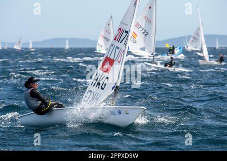 Die konkurrierende Nancy Highfield aus Hongkong wurde am ersten Tag der Qualifikationsregattas der ILCA6. Kategorie gesehen. Die 5. Ausgabe der französischen Olympischen Woche in Hyeres (TPM) findet vom 22. Bis 29. April 2023 statt. Es versammelt die besten Spezialisten der Segelsportkategorien, die bei den Olympischen Spielen 2024 in Paris vertreten sein werden. Kredit: SOPA Images Limited/Alamy Live News Stockfoto