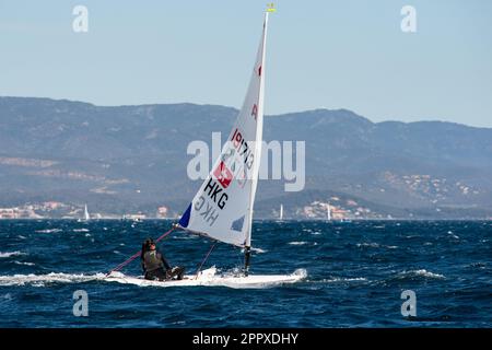 Die konkurrierende Stephanie Norton aus Hongkong wurde am ersten Tag der Qualifikationsregattas der ILCA6. Kategorie gesehen. Die 5. Ausgabe der französischen Olympischen Woche in Hyeres (TPM) findet vom 22. Bis 29. April 2023 statt. Es versammelt die besten Spezialisten der Segelsportkategorien, die bei den Olympischen Spielen 2024 in Paris vertreten sein werden. (Foto: Laurent Coust/SOPA Images/Sipa USA) Guthaben: SIPA USA/Alamy Live News Stockfoto