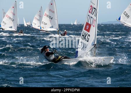 Die konkurrierende Nancy Highfield aus Hongkong wurde am ersten Tag der Qualifikationsregattas der ILCA6. Kategorie gesehen. Die 5. Ausgabe der französischen Olympischen Woche in Hyeres (TPM) findet vom 22. Bis 29. April 2023 statt. Es versammelt die besten Spezialisten der Segelsportkategorien, die bei den Olympischen Spielen 2024 in Paris vertreten sein werden. (Foto: Laurent Coust/SOPA Images/Sipa USA) Guthaben: SIPA USA/Alamy Live News Stockfoto