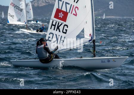 Die konkurrierende Nancy Highfield aus Hongkong wurde am ersten Tag der Qualifikationsregattas der ILCA6. Kategorie gesehen. Die 5. Ausgabe der französischen Olympischen Woche in Hyeres (TPM) findet vom 22. Bis 29. April 2023 statt. Es versammelt die besten Spezialisten der Segelsportkategorien, die bei den Olympischen Spielen 2024 in Paris vertreten sein werden. (Foto: Laurent Coust/SOPA Images/Sipa USA) Guthaben: SIPA USA/Alamy Live News Stockfoto