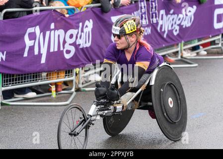 Martyna Snopek nimmt am TCS London Marathon 2023 Teil und fährt durch Tower Hill, London, Großbritannien. Rollstuhlsportler Stockfoto