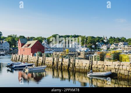 Berühmtes rotes Fischschuhmotiv Nummer 1 im Hafen von Rockport, einem kleinen Fischerdorf in Massachusetts, Essex County, New England, USA Stockfoto