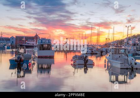 Fischerboote im Hafen von Rockport bei Sonnenaufgang mit Fishing Shack Motif Nummer 1 im Hintergrund, Essex County, Massachusetts, USA Stockfoto