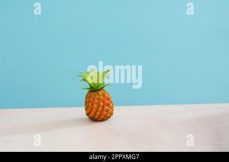 Ananas aus Kunststoff auf pastellblauem Hintergrund Stockfoto