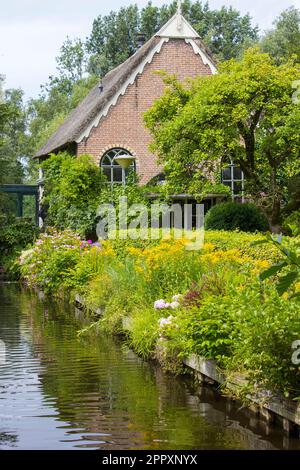 GIETHOORN, Niederlande - typisch holländische Grafschaft Seite der Häuser und Gärten Stockfoto