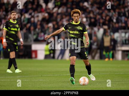 Turin, Italien. 13. April 2023. Hidemasa Morita von Sporting Portugal während der UEFA Europa League, Viertelfinale, Fußballspiel mit 1. Beinen zwischen Juventus Turin und Sporting Portugal am 13. April 2023 im Allianz-Stadion in Turin, Italien - Foto Jean Catuffe/DPPI Credit: DPPI Media/Alamy Live News Stockfoto