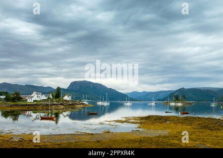 Malerische Landschaft von Loch Carron und dem Dorf Plockton in North West Highlands, Schottland, Großbritannien Stockfoto