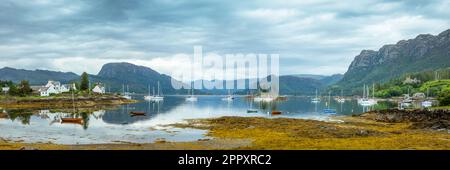 Panoramablick auf Loch Carron und das Dorf Plockton in North West Highlands, Schottland, Großbritannien Stockfoto