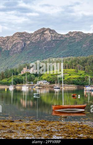 Duncraig Castle und Loch Carron in der Nähe von Plockton, in North West Highlands, Schottland, Großbritannien Stockfoto