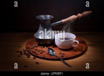 Tasse Kaffee mit Löffel, Bohnen, Topf, auf Holzbrett - 3D-Rendering Stockfoto